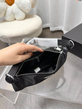 Load image into Gallery viewer, PD194 Hobo Bag / 10.6x2.7x3.9inch
