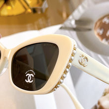 Load image into Gallery viewer, JW672 CC Cat Eye Sunglasses / 56x40x128mm
