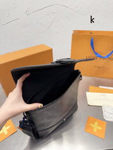 Load image into Gallery viewer, MBG042 Saumur Messenger PM / 9.4x8.6inch
