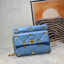 Load image into Gallery viewer, VLTN071 LARGE ROMAN STUD THE SHOULDER BAG IN NAPPA WITH CHAIN
