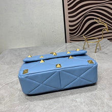 Load image into Gallery viewer, VLTN071 LARGE ROMAN STUD THE SHOULDER BAG IN NAPPA WITH CHAIN
