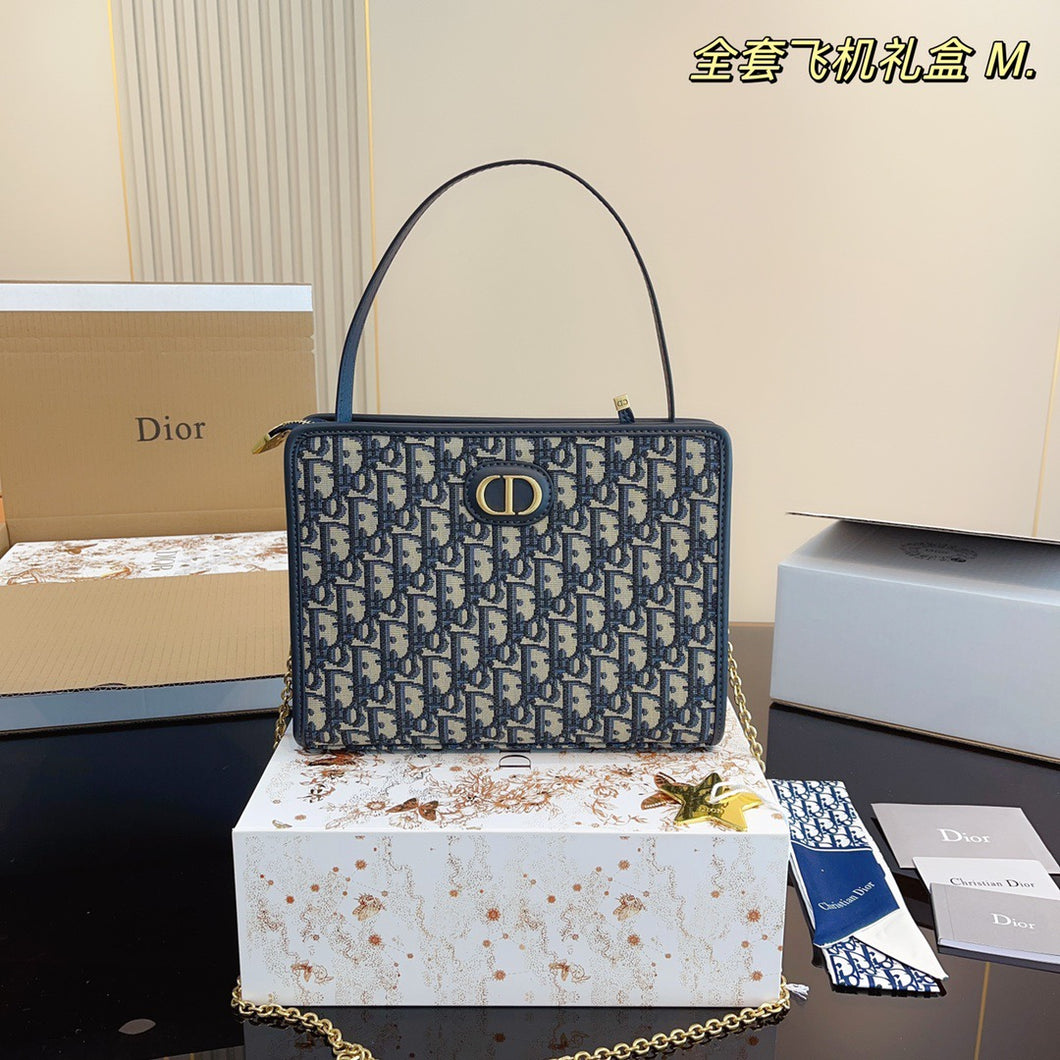 DR262 30 Montaigne Pouch / 10 x 8 x 2.5 inches