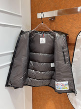 Load image into Gallery viewer, CLTH274 MC Maya 70 Short Down Jacket
