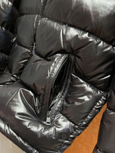 Load image into Gallery viewer, CLTH274 MC Maya 70 Short Down Jacket
