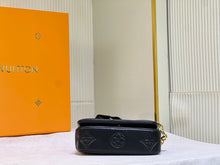 Load image into Gallery viewer, LB763 Wallet on Strap Bubblegram / 7.9 x 4.7 x 2.4 inches
