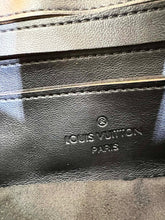 Load image into Gallery viewer, LB763 Wallet on Strap Bubblegram / 7.9 x 4.7 x 2.4 inches
