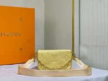 Load image into Gallery viewer, LB763 Wallet on Strap Bubblegram / 7.9 x 4.7 x 2.4 inches
