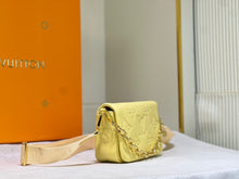 Load image into Gallery viewer, LB764 Wallet on Strap Bubblegram / 7.9 x 4.7 x 2.4 inches
