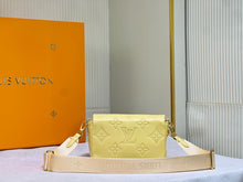 Load image into Gallery viewer, LB764 Wallet on Strap Bubblegram / 7.9 x 4.7 x 2.4 inches
