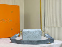 Load image into Gallery viewer, LB765 Wallet on Strap Bubblegram / 7.9 x 4.7 x 2.4 inches
