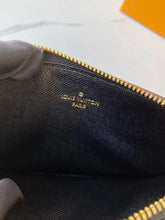 Load image into Gallery viewer, LB650 Slim Purse / 7.9 x 4.3 x 0.2 inches
