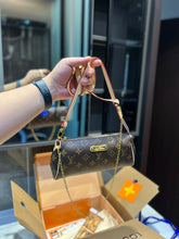 Load image into Gallery viewer, LB766 Small Chain Bag / 9.8x4.3inch
