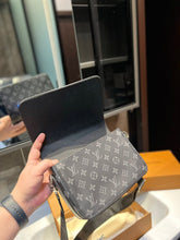 Load image into Gallery viewer, MBG043 Studio Messenger / 9.3 x 5.5 x 2 inches
