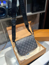 Load image into Gallery viewer, MBG043 Studio Messenger / 9.3 x 5.5 x 2 inches
