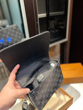 Load image into Gallery viewer, MBG043 Studio Messenger / 9.3 x 5.5 x 2 inches
