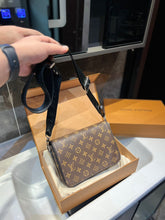 Load image into Gallery viewer, MBG043 Studio Messenger / 9.3 x 5.5 x 2 inches
