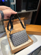 Load image into Gallery viewer, MBG043 Studio Messenger / 9.3 x 5.5 x 2 inches
