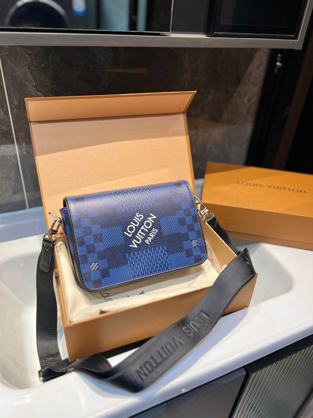 MBG044 Studio Messenger / 9.3 x 5.5 x 2 inches