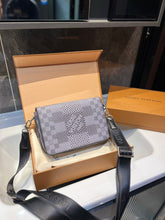 Load image into Gallery viewer, MBG044 Studio Messenger / 9.3 x 5.5 x 2 inches
