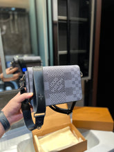 Load image into Gallery viewer, MBG044 Studio Messenger / 9.3 x 5.5 x 2 inches
