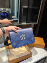 Load image into Gallery viewer, MBG044 Studio Messenger / 9.3 x 5.5 x 2 inches
