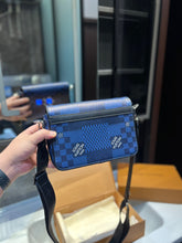 Load image into Gallery viewer, MBG044 Studio Messenger / 9.3 x 5.5 x 2 inches
