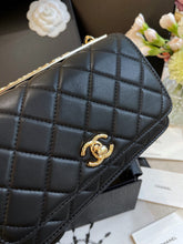 Load image into Gallery viewer, CC620 Wallet on Chain / 4.8 × 7.5 × 1.4 in
