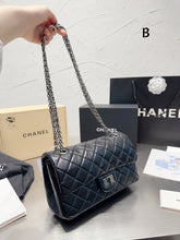 Load image into Gallery viewer, CC692 2.55 Handbag / 6.2 × 9.4 × 2.9 in
