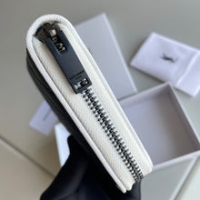 Load image into Gallery viewer, YSK180 Wallet in Grain De Poudre Embossed Leather
