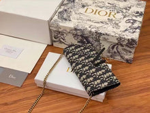 Load image into Gallery viewer, DR231 Saddle Wallet / Wallet on the Chain
