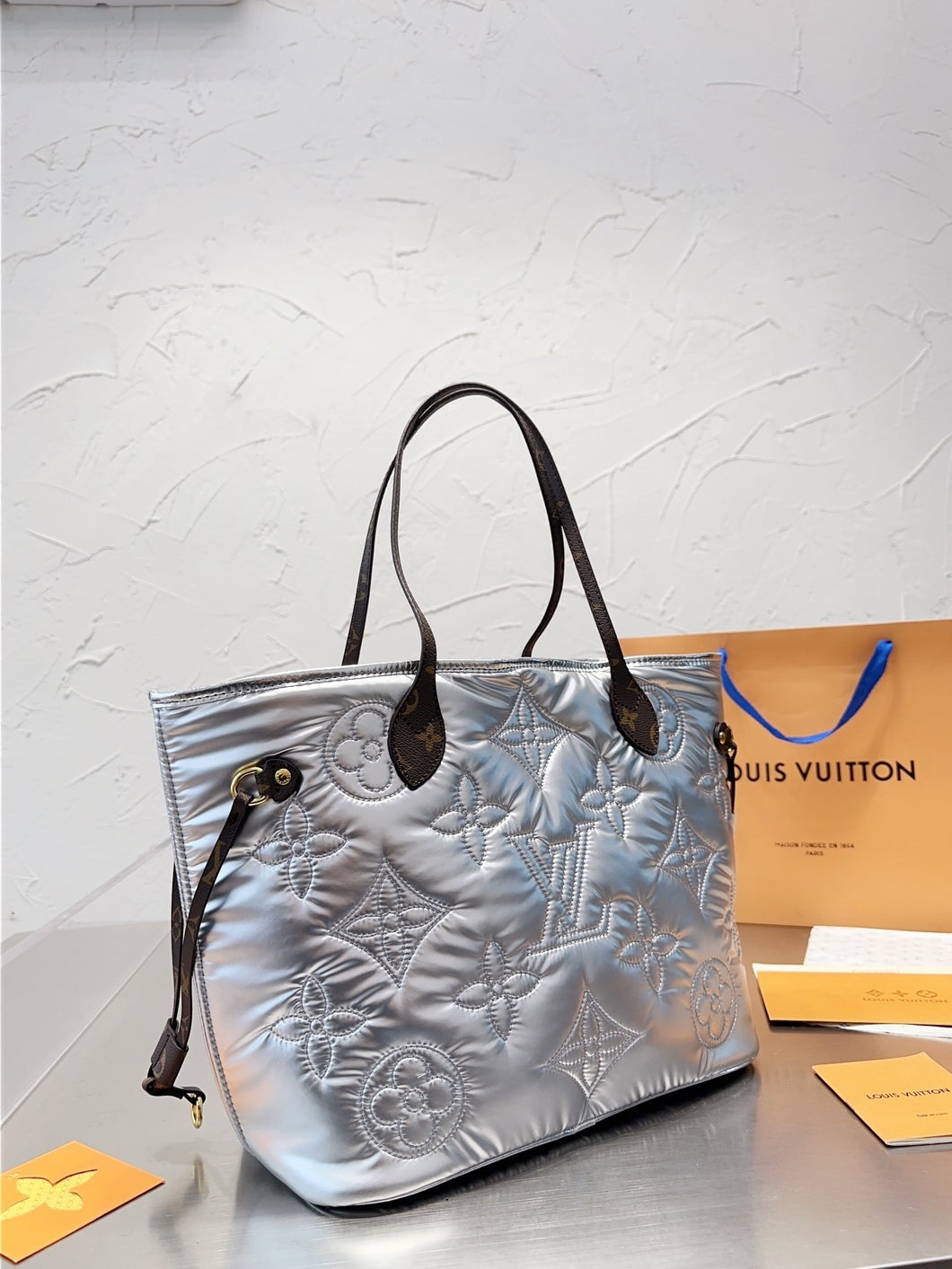 LB712 Neverfull MM / 12.2 x 11 x 5.5 inches