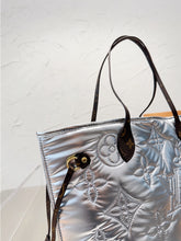 Load image into Gallery viewer, LB712 Neverfull MM / 12.2 x 11 x 5.5 inches
