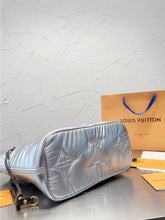 Load image into Gallery viewer, LB712 Neverfull MM / 12.2 x 11 x 5.5 inches
