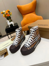 Load image into Gallery viewer, SE969 Burberry Sneakers / Size5-10
