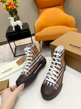 Load image into Gallery viewer, SE969 Burberry Sneakers / Size5-10
