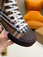 Load image into Gallery viewer, SE969 Burberry Sneakers / Size5-10
