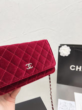 Load image into Gallery viewer, CC627 Classic Wallet on Chain / 4.8 × 7.5 × 1.4 in
