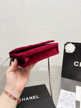 Load image into Gallery viewer, CC627 Classic Wallet on Chain / 4.8 × 7.5 × 1.4 in
