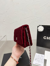 Load image into Gallery viewer, CC627 Classic Wallet on Chain / 4.8 × 7.5 × 1.4 in
