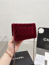 Load image into Gallery viewer, CC627 Classic Wallet on Chain / 4.8 × 7.5 × 1.4 in
