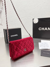 Load image into Gallery viewer, CC627 Classic Wallet on Chain / 4.8 × 7.5 × 1.4 in
