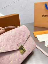 Load image into Gallery viewer, LB694 2022 Pochette Metis Handbag / 9.8 x 7.5 x 2.8 inches
