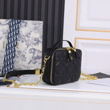 Load image into Gallery viewer, DR244 Caro Box Bag with Chain / 7 x 5 x 2 inches
