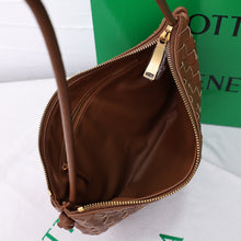 Load image into Gallery viewer, BV039 Turn Purse / Small/Medium
