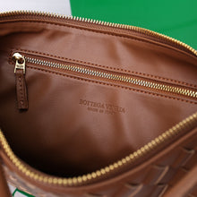 Load image into Gallery viewer, BV039 Turn Purse / Small/Medium
