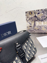 Load image into Gallery viewer, MBG033 Saddle Messenger Bag / 12 x 9 x 3 inches
