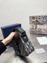 Load image into Gallery viewer, MBG033 Saddle Messenger Bag / 12 x 9 x 3 inches
