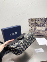 Load image into Gallery viewer, MBG033 Saddle Messenger Bag / 12 x 9 x 3 inches
