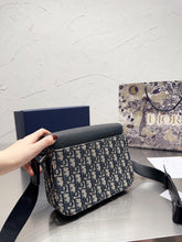 Load image into Gallery viewer, MBG033 Saddle Messenger Bag / 12 x 9 x 3 inches
