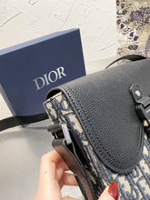 Load image into Gallery viewer, MBG033 Saddle Messenger Bag / 12 x 9 x 3 inches
